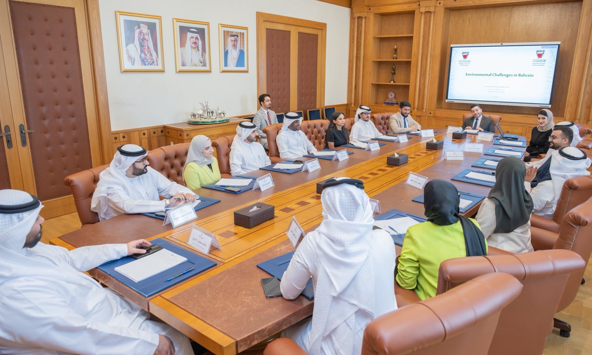BahrainPMO's tweet image. جلسة نقاشية لسعادة الدكتور محمد بن مبارك بن دينه وزير النفط والبيئة المبعوث الخاص لشؤون المناخ مع منتسبي #برنامج_رئيس_مجلس_الوزراء لتنمية الكوادر الحكومية #البحرين #فريق_البحرين