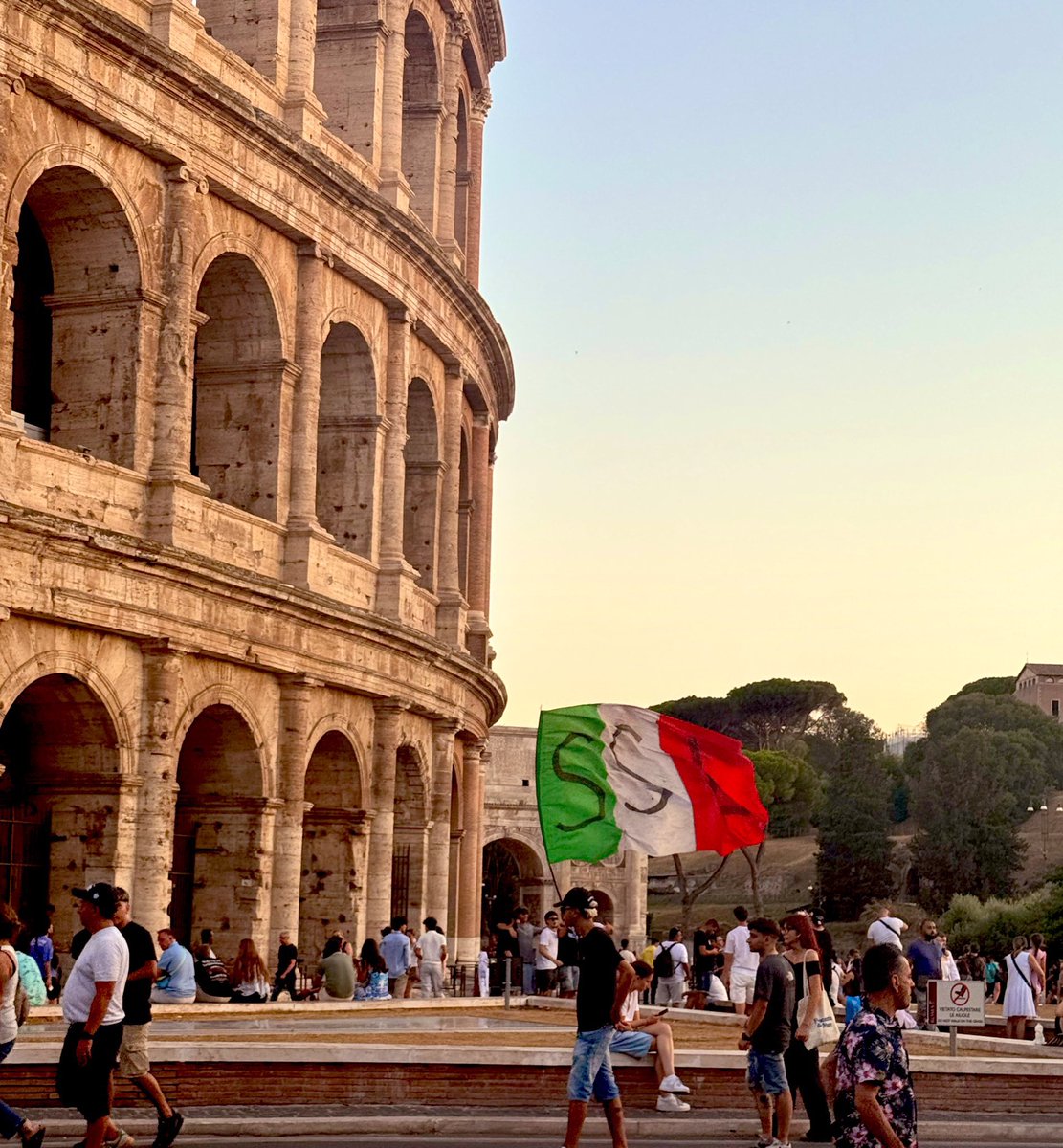 GiGiSSLazio's tweet image. Si può essere in disaccordo.
Si può pensare che sia “inutile” o una perdita di tempo.
Ma vedere tifosi (“laziali” o di altre squadre) tentare di entrare nel merito di cose che non conoscono e criticare quelle 10/15.000 persone che, a luglio, con oltre 30°, in un giorno e in un…