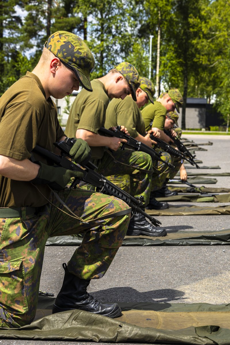 PorinPR's tweet image. Aseen käyttö, huolto ja turvallinen käsittely ovat kaikkien sotilaiden perustaitoja. Saapumiserän 2/25 alokkaat ovat harjoitelleet oikeaoppista ja turvallista aseenkäsittelyä heti ensimmäisestä palvelusviikosta lähtien.
#porpr