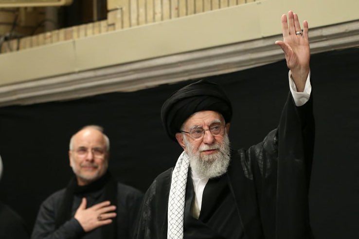 smahmoodrazavi's tweet image. رهبر معظم انقلاب: مردم با ظاهرهای گوناگون و جهتگیریهای سیاسی گوناگون و وزن مذهبی متفاوت پای ایران عزیز آمدند. همه این #اتحاد_ملی را حفظ کنند
قالیباف: با تدبیر رهبر انقلاب هسته حمایت ۹۰ میلیونی مردم ایران از کشور شکل گرفت
