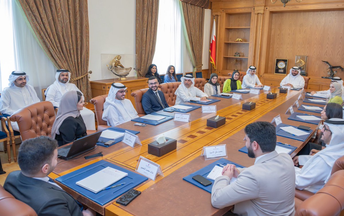 BahrainPMO's tweet image. The Minister of Oil and Environment and Special Envoy for Climate Affairs, HE Dr Mohammed bin Mubarak Bin Daina, holds a roundtable discussion with the PM fellows #Bahrain #TeamBahrain