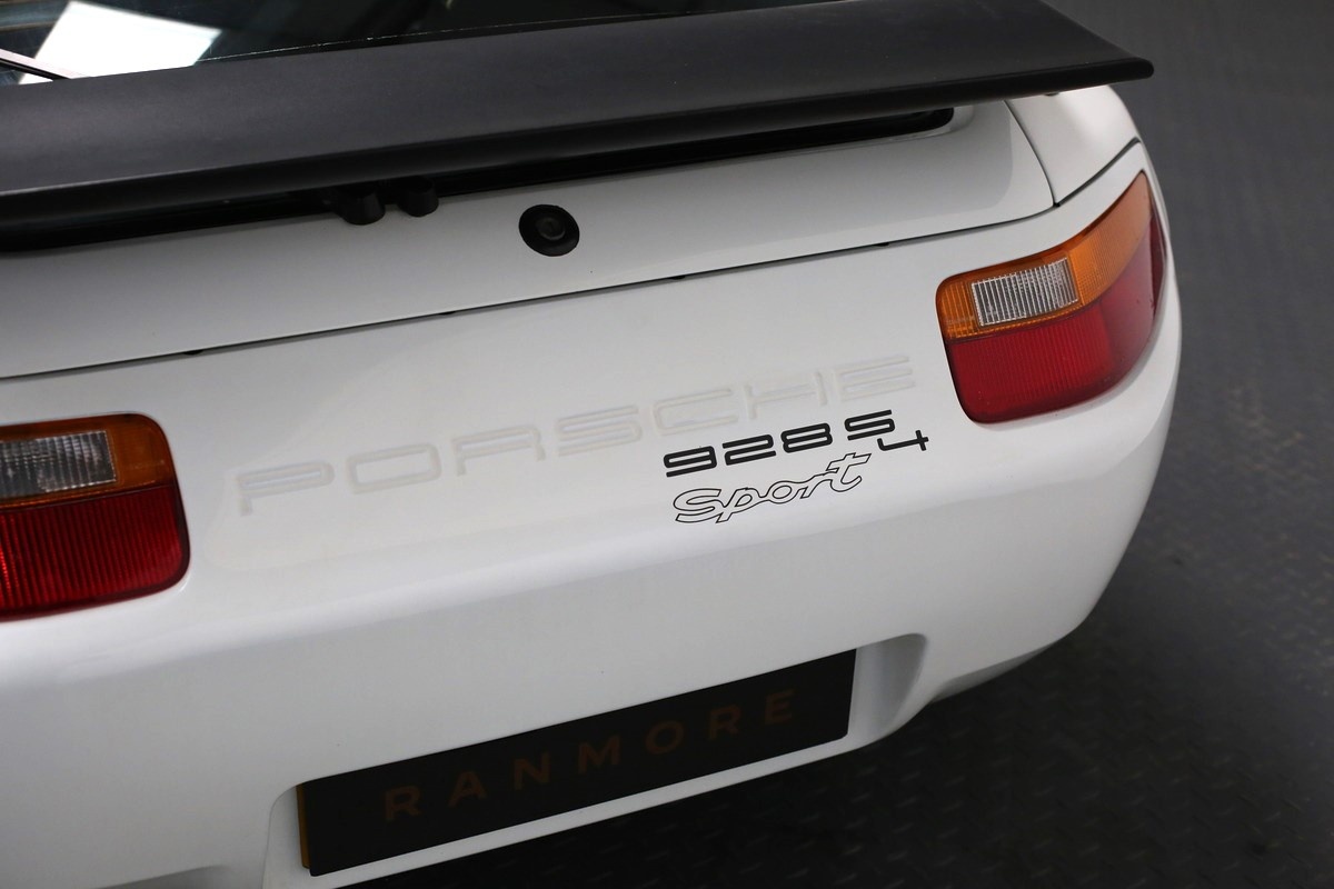 TheRanmoreGroup's tweet photo. This is not just a Porsche 928. This is the Porsche 928 SE, the SE being the important bit which stands for Sports Equipment. With the 928 SE you got an power boost up to 320bhp being sent through a closer ratio 5-speed gearbox to the rear wheels via a Limited-slip Differential. https://t.co/A1umRRv1cc