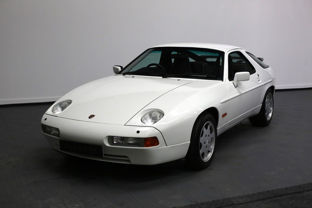 TheRanmoreGroup's tweet photo. This is not just a Porsche 928. This is the Porsche 928 SE, the SE being the important bit which stands for Sports Equipment. With the 928 SE you got an power boost up to 320bhp being sent through a closer ratio 5-speed gearbox to the rear wheels via a Limited-slip Differential. https://t.co/A1umRRv1cc