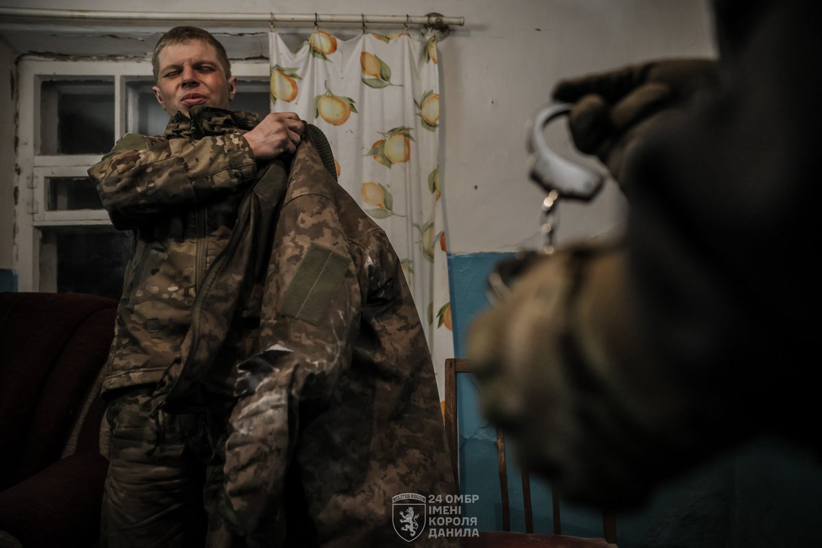 24th_brigade's tweet image. У Часовому Яру воїни 24 бригади взяли в полон десантників 98-ї дивізії РФ.
Це з’єднання вважалося елітою російської армії. З досвідом загарбницьких воєн в Ічкерії, Грузії, Сирії.
Але тепер там люди без підготовки, кримінальники, яких випускають з колоній і кидають на штурми.