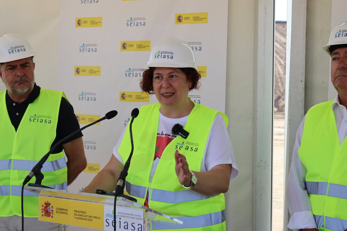 Hoy, primer día en #Almería, visitando las obras de modernización de regadíos que impulsa el <a href="/gobmapa/">Ministerio de Agricultura, Pesca y Alimentación</a>. 8 de las 12 actuaciones previstas en la provincia ya están en marcha, con una inversión que supera los 189 M€. 🌱💧<a href="/P_Recuperacion/">Plan de Recuperación</a>