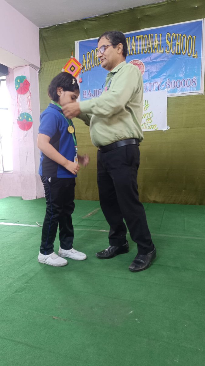 इनसे मिलिए - ये हैं मेरी बिटिया रानी… जिन्हें स्कूल में स्टोरी टेलिंग के लिए माशाअल्लाह गोल्ड मेडल मिला है 🥇 

यानी एंकर की बेटी कहानीकार (बतोलेबाज़) 😂😂😂