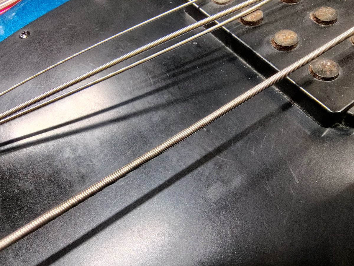 FuriousNote's tweet image. さっきのビスの頭が違うやつ混ざってたとかどうでも良くなる、弦交換しようと思って弦を開封したらヨレヨレの弦が入ってました、、、おい!🥲