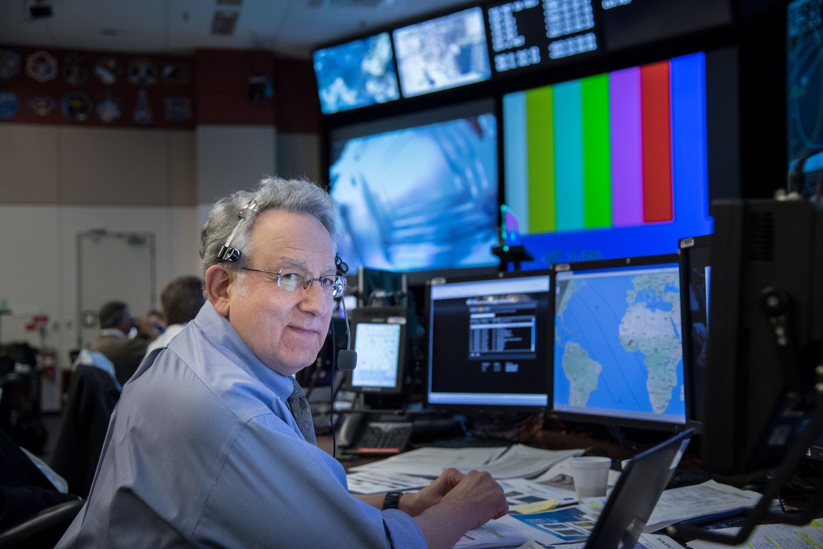 NASA_Johnson's tweet image. 🎙️ Meet Rob Navias — the voice behind @NASA’s spacewalks and launches.
For nearly 25 years, Navias has shared the story of human spaceflight with the world, blending expertise, energy, and history in every broadcast.
As the @Space_Station nears 25 years of crewed presence this…