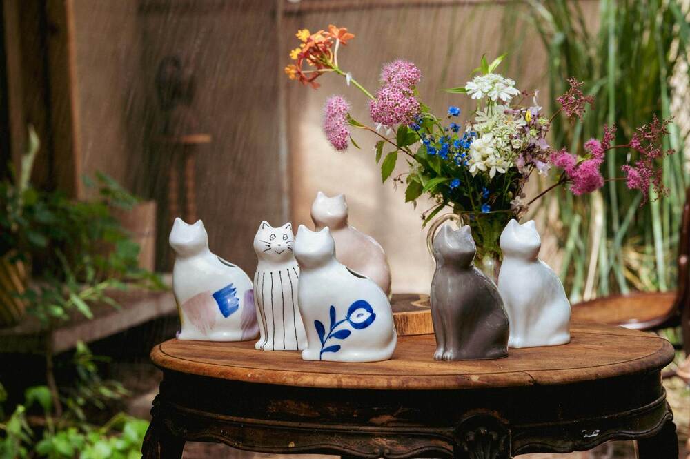 fashionpressnet's tweet photo. 子猫モチーフの“花柄＆カラフル絵付け”花器、元コシラエル・ひがしちか監修 - https://t.co/v5avWcIDEN https://t.co/bH5xOvaWAc