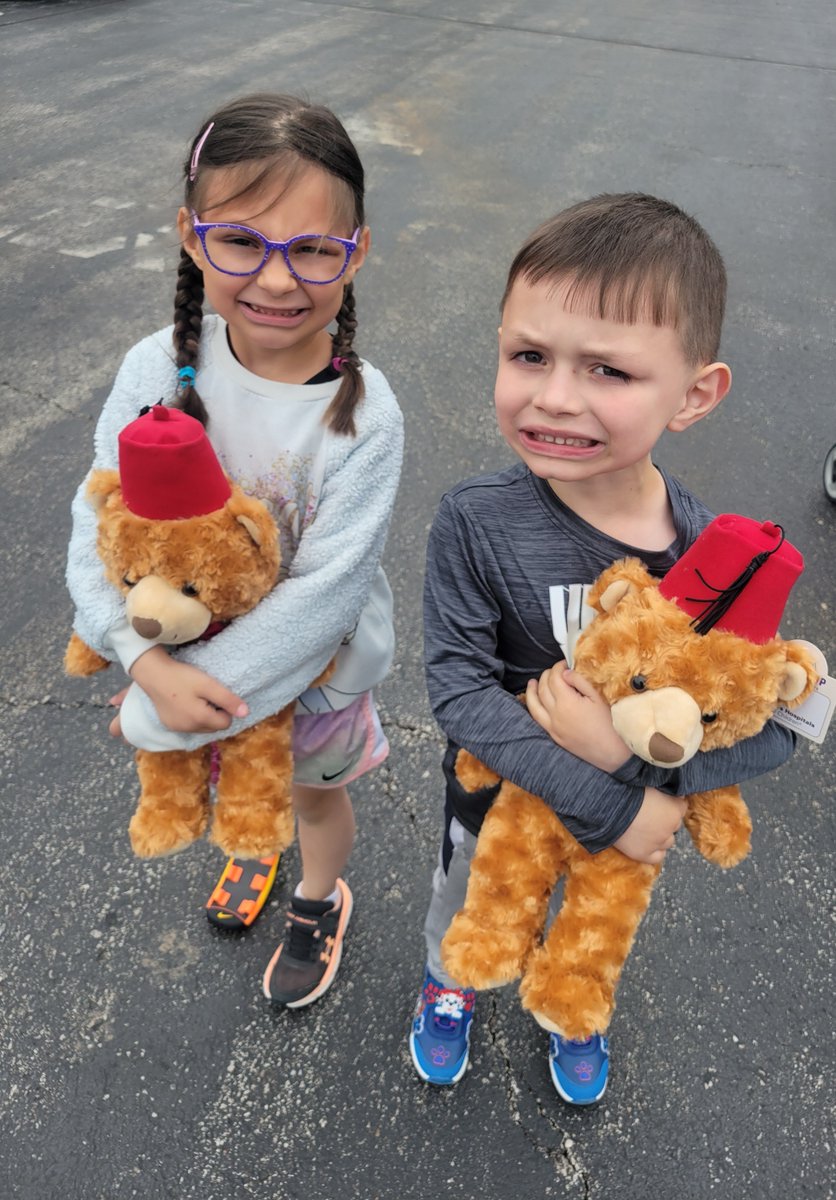 ShrinersStLouis's tweet image. Avery and Zeke are holding their favorite bear from their favorite hospital! 🏥🧸
Fezzy Bear brings the comfort of Shriners Children’s St. Louis wherever they may go. 💗
#FezFriday #ShrinersChildrens #Fezzy #BuildABear