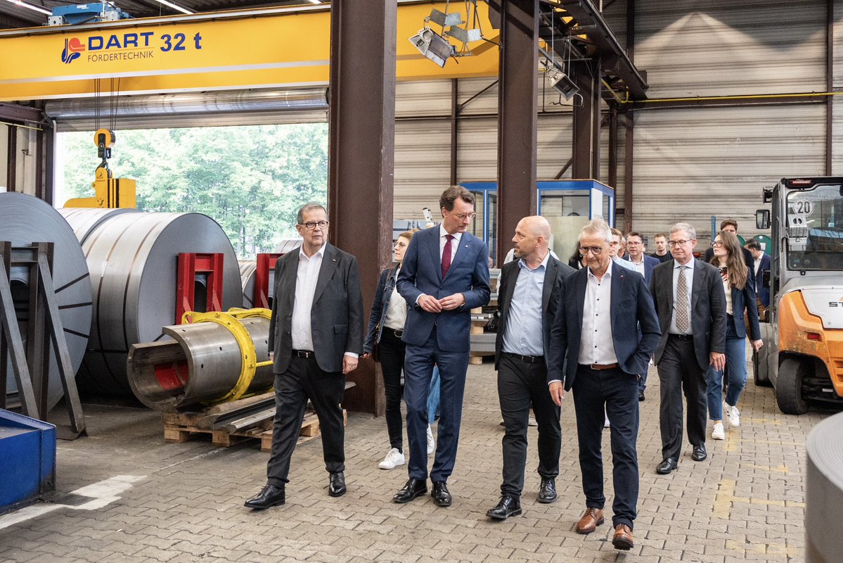 landnrw's tweet image. #NRW geht den Weg von der Kohle zur KI. Denn KI birgt enorme Wachstumspotenziale. Dafür braucht es engagierte Unternehmen wie Niedax: Das Unternehmen baut das Glasfasernetz & erweitert seinen Standort Hagen mit einem Millioneninvest. So entstehen auch hunderte neue Arbeitsplätze.