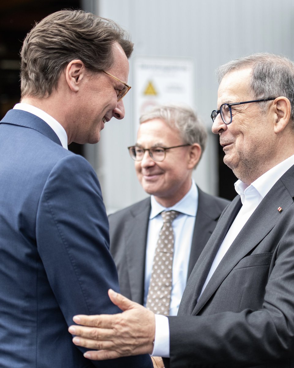 landnrw's tweet image. #NRW geht den Weg von der Kohle zur KI. Denn KI birgt enorme Wachstumspotenziale. Dafür braucht es engagierte Unternehmen wie Niedax: Das Unternehmen baut das Glasfasernetz & erweitert seinen Standort Hagen mit einem Millioneninvest. So entstehen auch hunderte neue Arbeitsplätze.