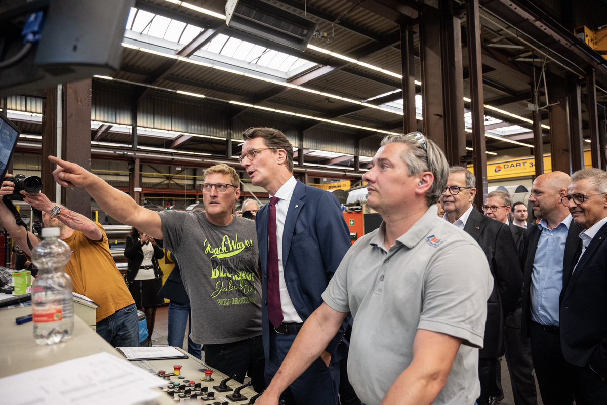 landnrw's tweet image. #NRW geht den Weg von der Kohle zur KI. Denn KI birgt enorme Wachstumspotenziale. Dafür braucht es engagierte Unternehmen wie Niedax: Das Unternehmen baut das Glasfasernetz & erweitert seinen Standort Hagen mit einem Millioneninvest. So entstehen auch hunderte neue Arbeitsplätze.
