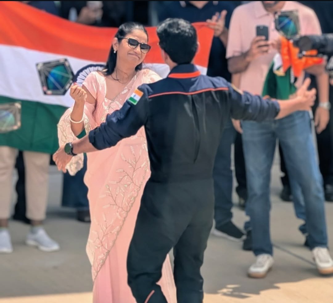 TheSpacePirateX's tweet image. "Spaceflight is incredible - but nothing compares to holding your loved ones again." - Shubhanshu Shukla 👨🏻‍🚀🧡

#ShubhanshuShukla #Ax4