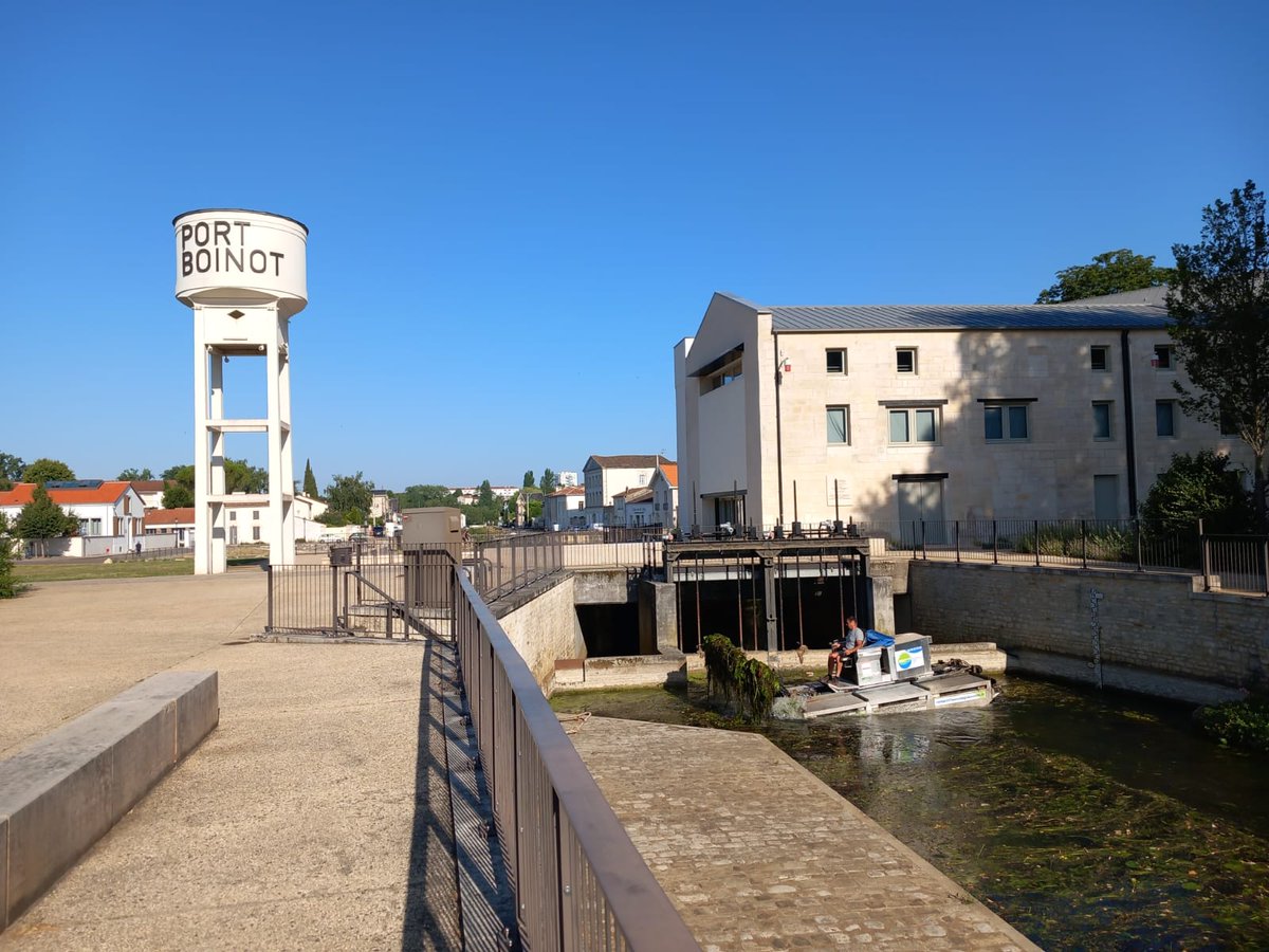 smbvsn's tweet photo. Faucardage annuel des herbiers aquatiques sur la Sèvre Niortaise dans le centre ville de Niort. 
Ce tronçon peu ombragé connaît une explosion des végétaux aquatiques.
Ces travaux ont pour but d’améliorer l’oxygénation et la vitesse de courants. 
@Mairie_Niort https://t.co/5JR5fL37of