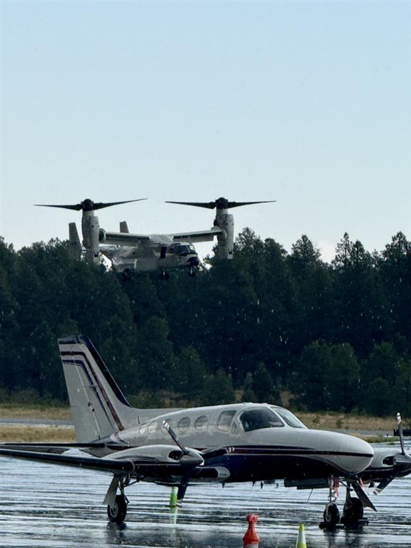 FlyFlagstaffAZ's tweet image. 🚁✈️ Spotted at FLG: The impressive CMV22B Osprey making a visit! This tiltrotor aircraft combines the vertical lift of a helicopter with the speed and range of a fixed-wing plane. #FlyFlagstaffAZ