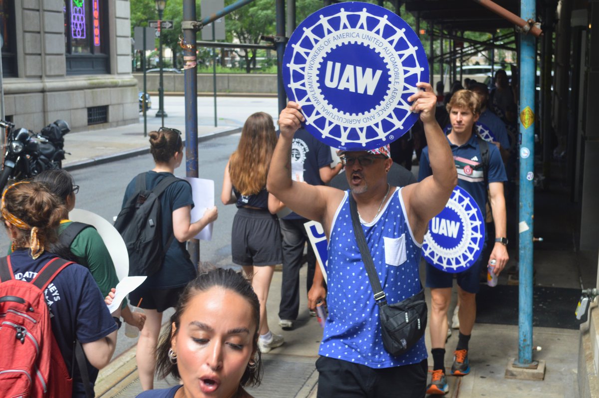 CityLimitsNews's tweet image. Hundreds rallied Tuesday, including over a dozen politicians—Zohran Mamdani, the Democratic mayoral nominee among them—in a show of support for the striking workers, who include attorneys representing low-income tenants in housing court. via @Tareqsaghie: bit.ly/4f3bTQT
