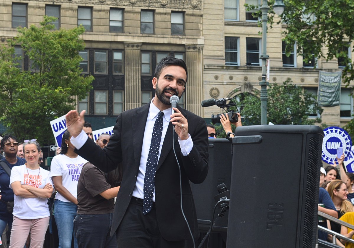 CityLimitsNews's tweet image. Hundreds rallied Tuesday, including over a dozen politicians—Zohran Mamdani, the Democratic mayoral nominee among them—in a show of support for the striking workers, who include attorneys representing low-income tenants in housing court. via @Tareqsaghie: bit.ly/4f3bTQT