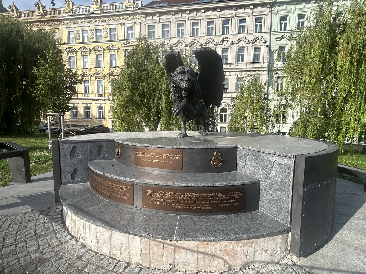 GregHands's tweet image. In Prague, my walk to work at the moment passes some major sights!
And historic interests like the monument to Czech & Slovak airmen who fought in the RAF in WW2, unveiled by @NSoames in 2014.
And my former university, 1987 & 1989, the filosofická fakulta of the @CharlesUniPRG