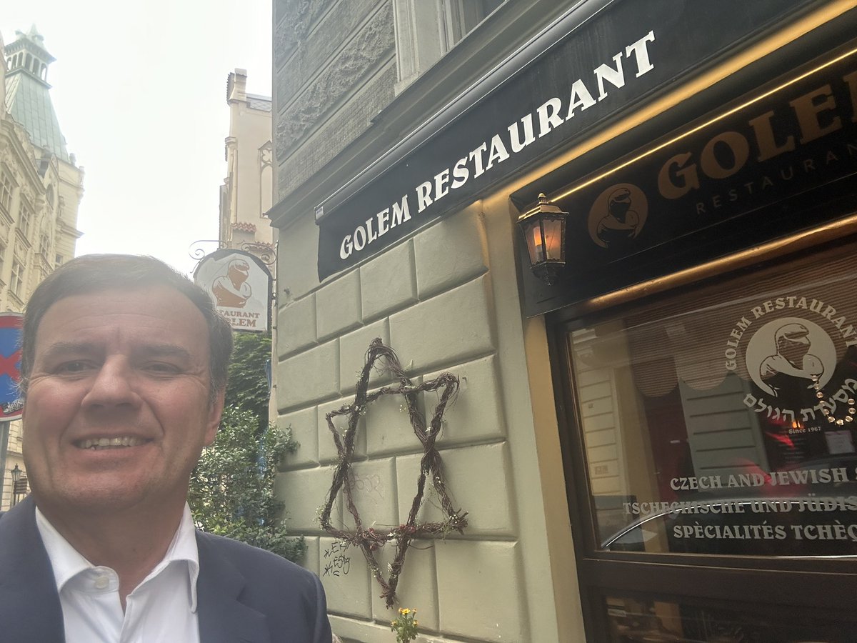 GregHands's tweet image. In Prague, my walk to work at the moment passes some major sights!
And historic interests like the monument to Czech & Slovak airmen who fought in the RAF in WW2, unveiled by @NSoames in 2014.
And my former university, 1987 & 1989, the filosofická fakulta of the @CharlesUniPRG