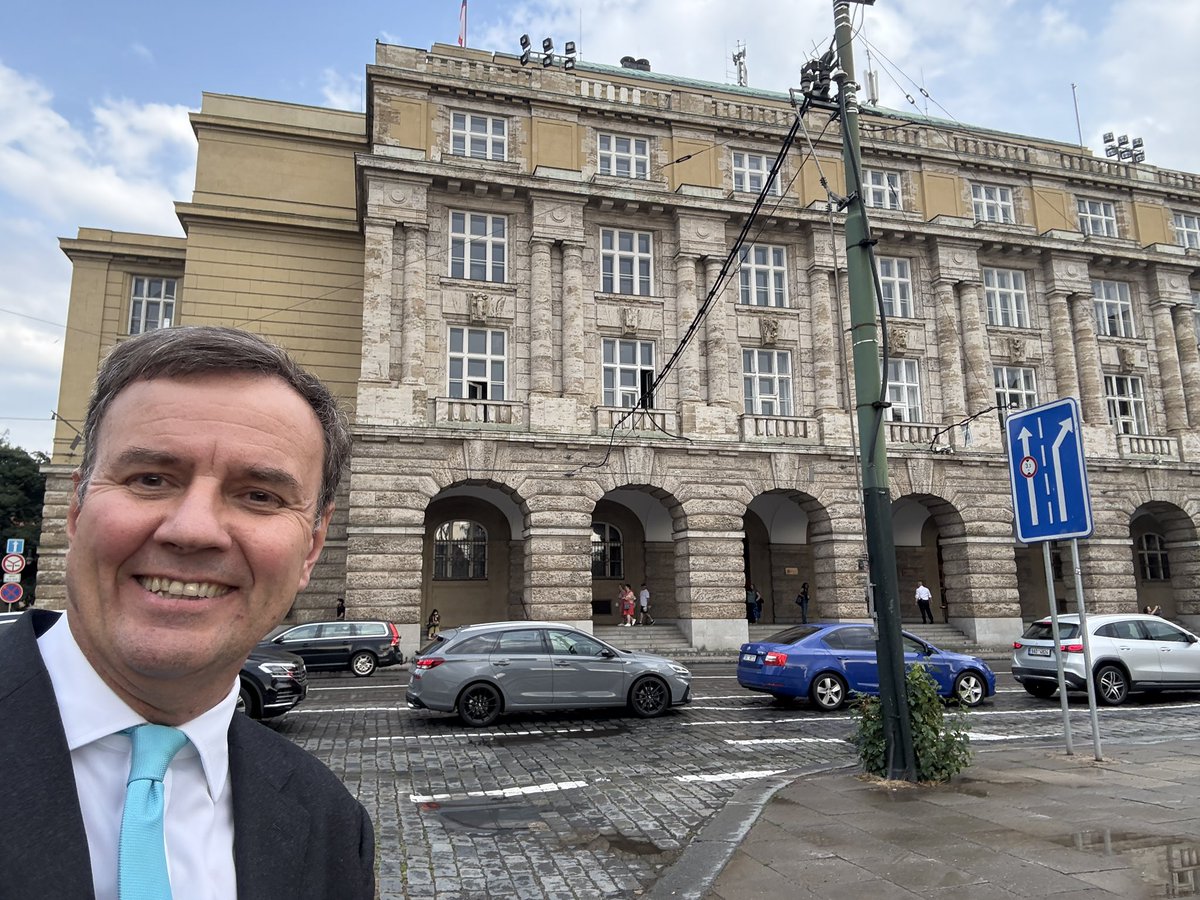 GregHands's tweet image. In Prague, my walk to work at the moment passes some major sights!
And historic interests like the monument to Czech & Slovak airmen who fought in the RAF in WW2, unveiled by @NSoames in 2014.
And my former university, 1987 & 1989, the filosofická fakulta of the @CharlesUniPRG