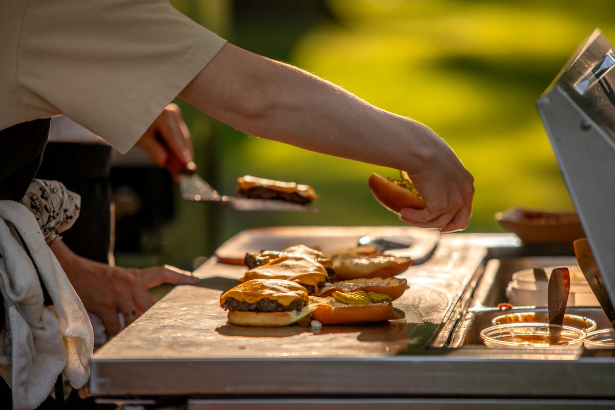 NCC_CCN's tweet image. Golden hour by the lake: it can’t be beat.  

Before summer ends, spend an evening with Dominion City and G Burger at Commissioner’s Park: 
  
🍔 Thursday and Friday: 3 pm – 9 pm   
🍻 Saturday: 11 am – 9 pm    
😎 Sunday: 11 am – 6 pm     

The Dow&apos;s Lake dock is open daily.