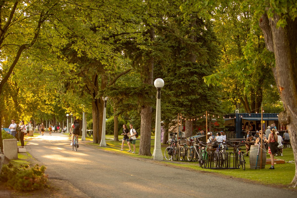 NCC_CCN's tweet image. Golden hour by the lake: it can’t be beat.  

Before summer ends, spend an evening with Dominion City and G Burger at Commissioner’s Park: 
  
🍔 Thursday and Friday: 3 pm – 9 pm   
🍻 Saturday: 11 am – 9 pm    
😎 Sunday: 11 am – 6 pm     

The Dow&apos;s Lake dock is open daily.