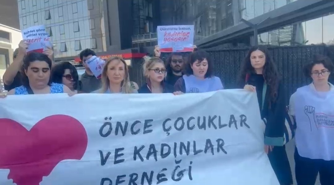 Eski polis Cemil Koç tarafından göz göre göre ve vahşice öldürülen Ayşe Tokyaz için Küçükçekmece Adliyesi'nde basın açıklamasında bulunduk. 

Fail sadece Cemil Koç değil. Ayşe'nin koruma talebi karşılık bulmadı. Kardeşi Esra, açık adres verdi. Polis reşit deyip geri çevirdi.