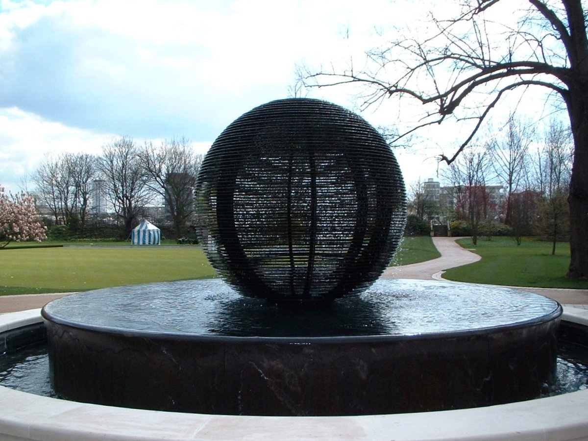Ustigate's tweet photo. Situated in 42 acres of landscaped grounds, The Hurlingham Club is recognised as one of the world’s finest private members clubs. A sculpture was created by sculptor Barry Mason and Ustigate provided the mechanical and electrical design and installation: https://t.co/pk6GwAJ6l6 https://t.co/6uIY50JoAK