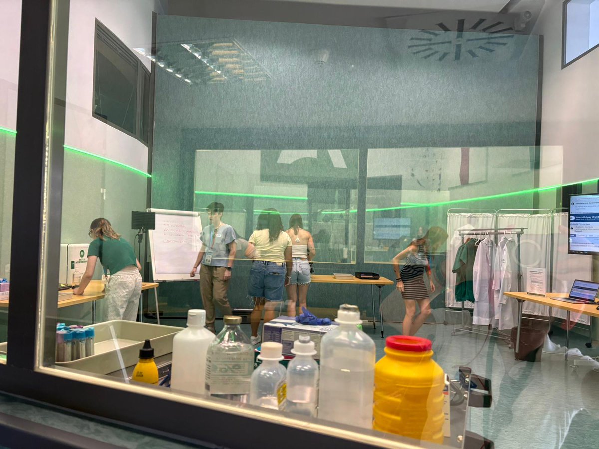 BiobancoDelSSPA's tweet image. 🎉 ¡Estrenamos Misión Hospitalaria!
Un Escape Room diseñado por @IAVANTE_FPS con la colaboración del @BiobancoDelSSPA y @hospital_hvn.
Una experiencia inmersiva para que los participantes del @BiocienciasGRX vivan una experiencia única, formativa y ¡llena de emoción!