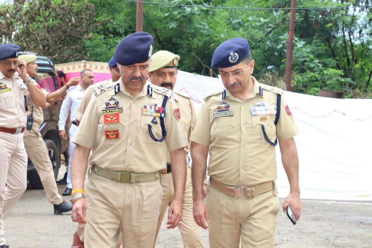 GulistanNewsTV's tweet photo. DGP J&amp;K,Sh.Nalin Prabhat,IPS Visits Police Station Akhnoor, Presents Certificate of Excellence for Being Adjudged Best Police Station of J&amp;K by the MHA.
@JmuKmrPolice #JammuAndKashmirPolice #DGPVisit #Akhnoor #CertificateOfExcellence #BestPoliceStation #MHA https://t.co/I9pxObnWRu