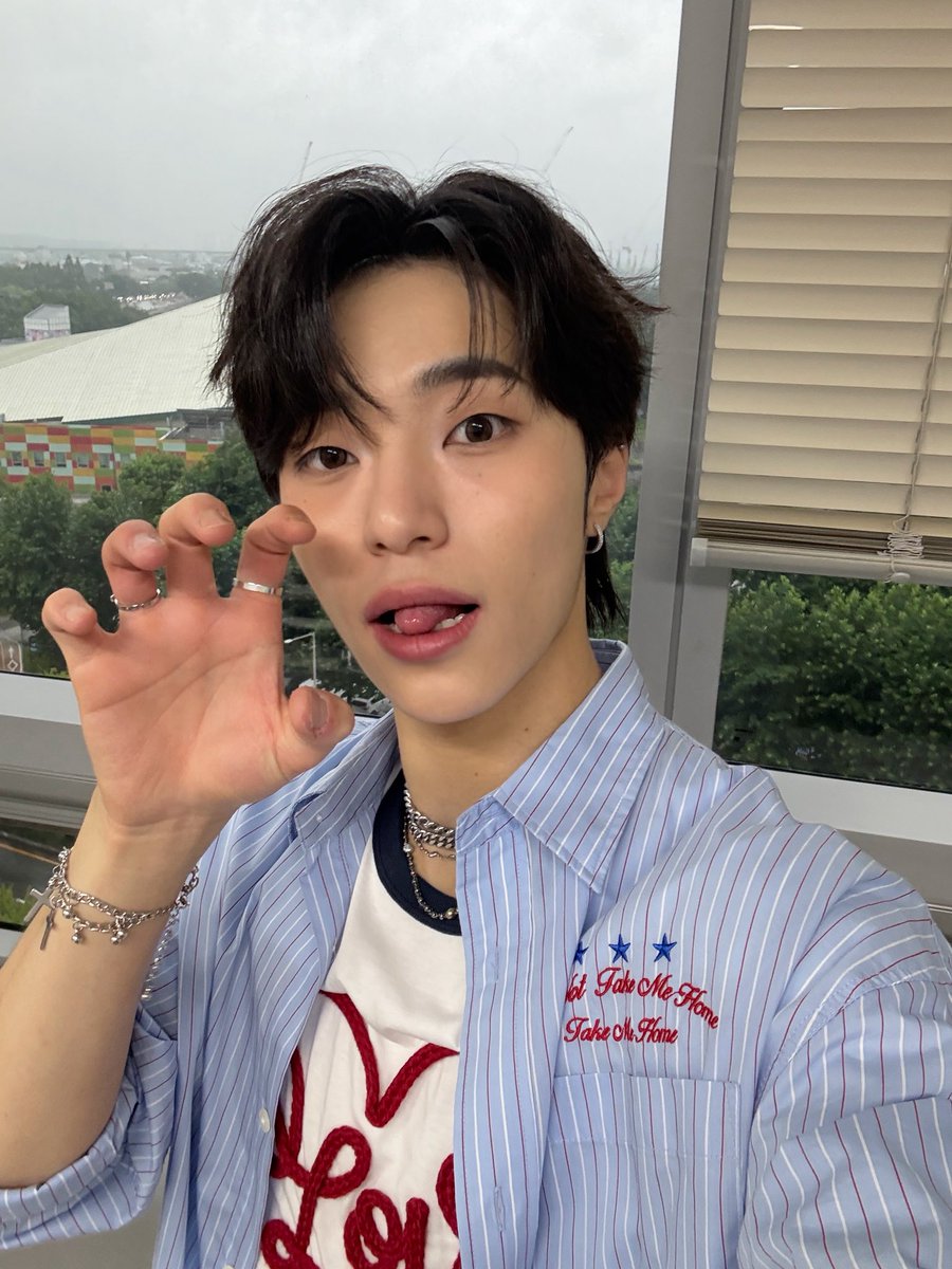doha_hiverlab's tweet photo. 두근대는 마음 🩵 알 수 없는 떨림 😼
쇼챔피언도 도하했다! ✨
함께 해주신 우냥단 여러분 고맙습니다 ☺️
#도하 #DOHA #ドハ
#하이버랩 #HIVERLAB
#Zipper #지퍼 #ジッパー
#Dream_In_My_Bag #ドリームインマイバッグ
#쇼챔피언 #SHOWCHAMPION https://t.co/mYDZ0luDd6