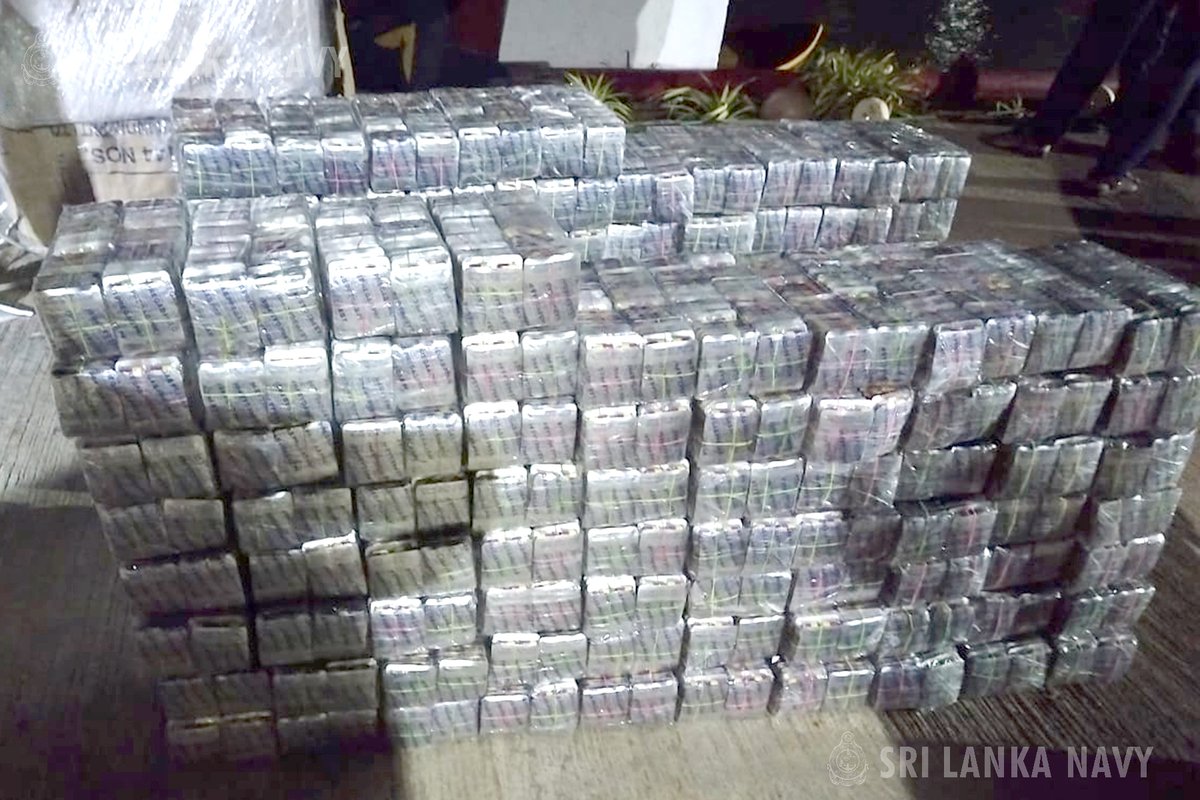 srilanka_navy's tweet image. @srilanka_navy  thwarted another smuggling attempt, seizing over 1.3M prescription pills &amp;amp; apprehending 5 suspects &amp;amp; 3 dinghies in Wellamundalama seas, 14 Jul. #NavyOps

Read more: shorturl.at/hswqG