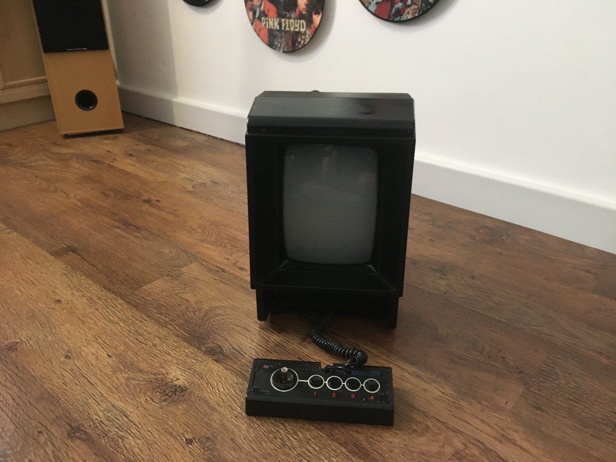 RetroVidGaming's tweet image. Just dug out the old Vectrex but its not well. On switching it on I got a sort of triangle & when I pressed the reset it moved up the screen to a dot.