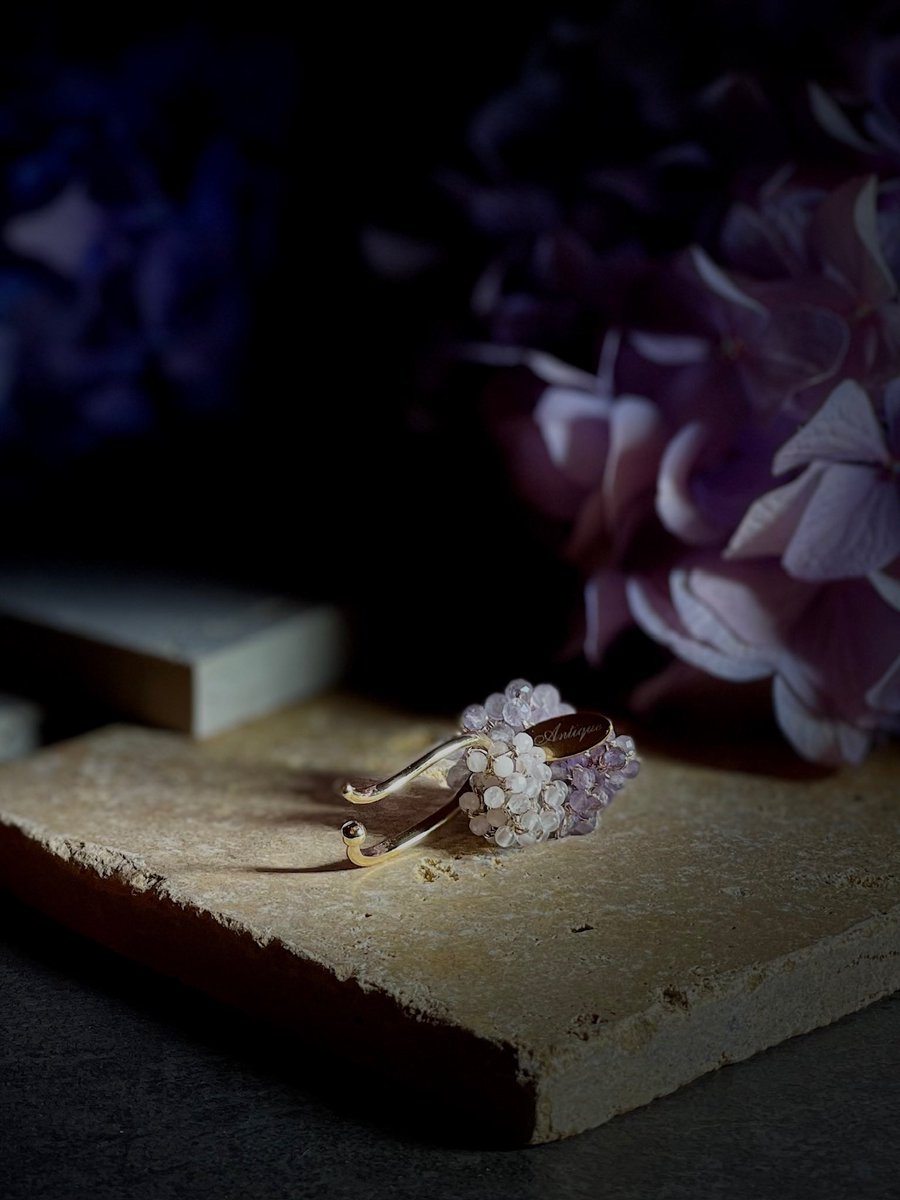 Antique_HCM's tweet photo. ~ La mode~

雨音に寄り添い
耳元に揺れる紫陽花

♎︎Hortensia
【オルテンシア・グラデーションイヤーカフ】
color：パープル
紫陽花の艶やかさを表現したイヤーカフ

ご購入はトップのリンクから𓆸

#flowerearcuff
#earcuff
＃イヤーカフ
#hortensia
＃オルテンシア
#紫陽花 https://t.co/eSNQHudRZg