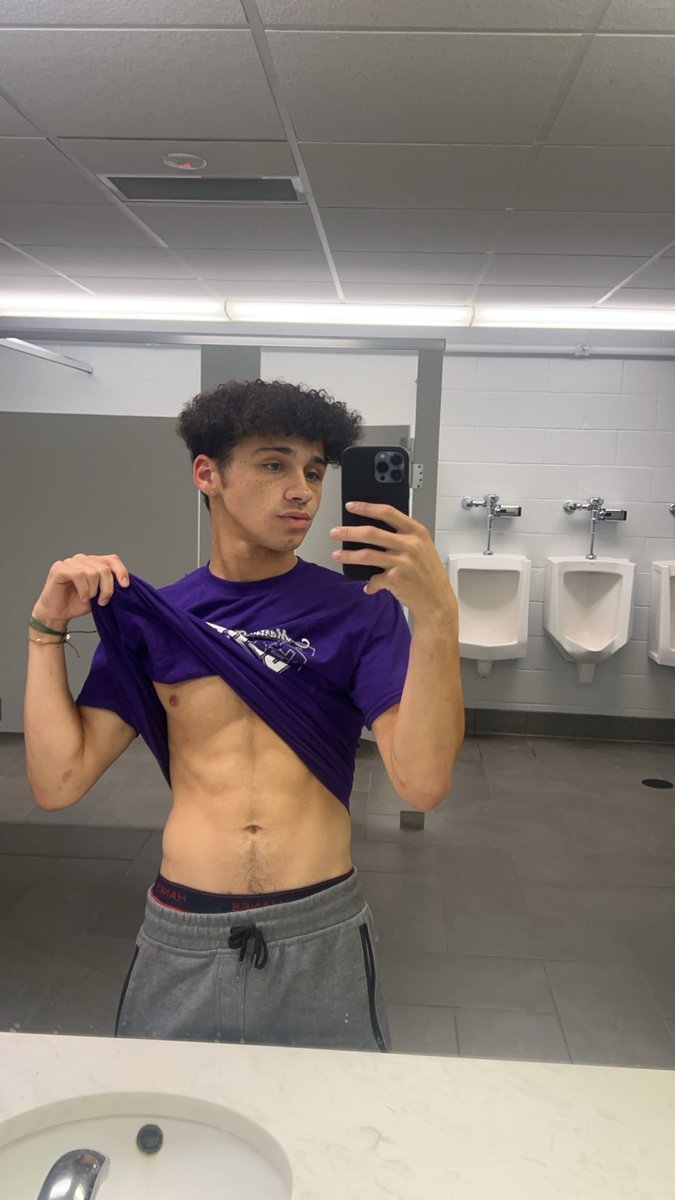 Wanna fuck in a college bathroom?