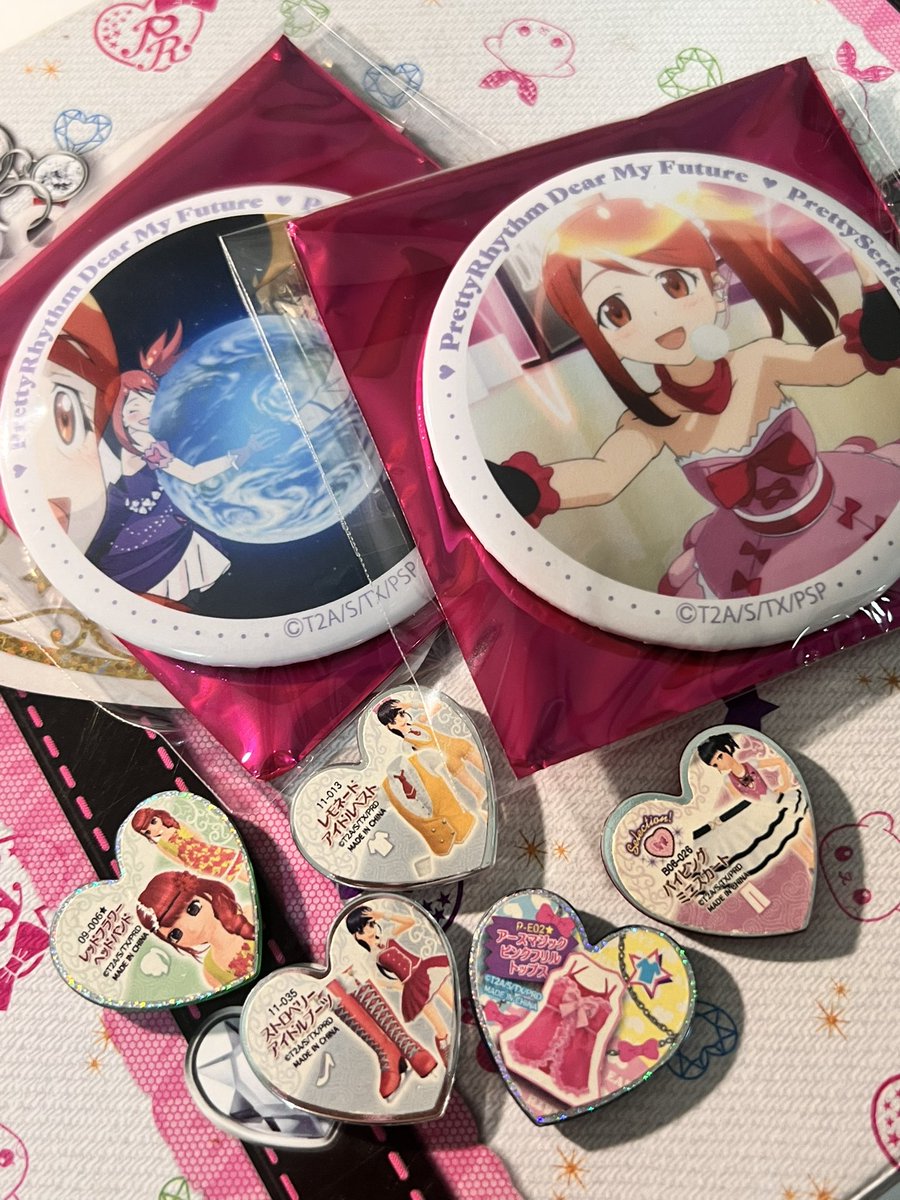 #rt

프리티시리즈 15주년 기념으로 이벤트 열어봐요 알티만 해주시면 랜덤으로 한 분 뽑아서 사진 속 캔뱃지랑 스톤 드릴게요🥺 담주 일요일에 뽑을게요!