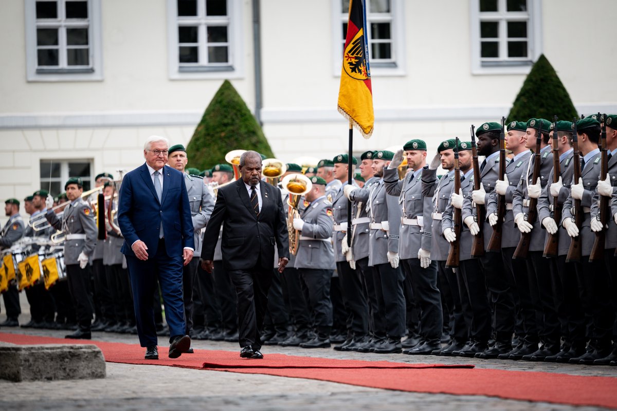 BPrSprecherin's tweet image. BPr #Steinmeier hat heute den Generalgouverneur von Papua-Neuguinea, Sir Robert Dadae, empfangen. Bei ihrer ersten Begegnung sprachen sie über die langjährige Partnerschaft ihrer Länder u. die enge Zusammenarbeit in intl. Foren sowie in den Bereichen Klimaschutz und Kulturerhalt.