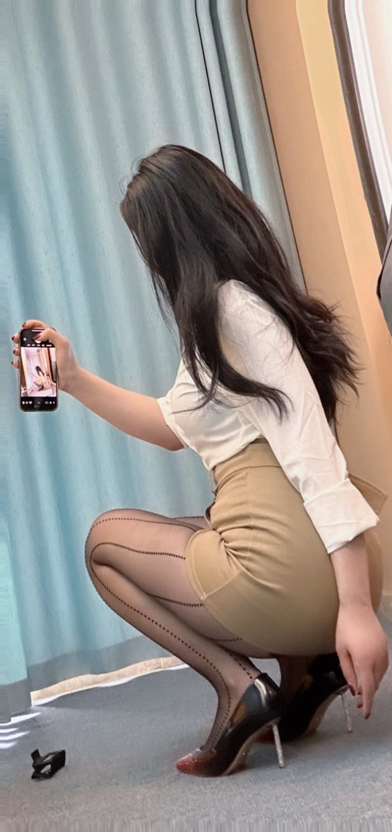 jeffssssssky's tweet photo. 成都职业腿模，丝袜爱好者，喜欢的请关注。#美腿 #丝袜 #女王 #原味 https://t.co/6kzVTXA0xt