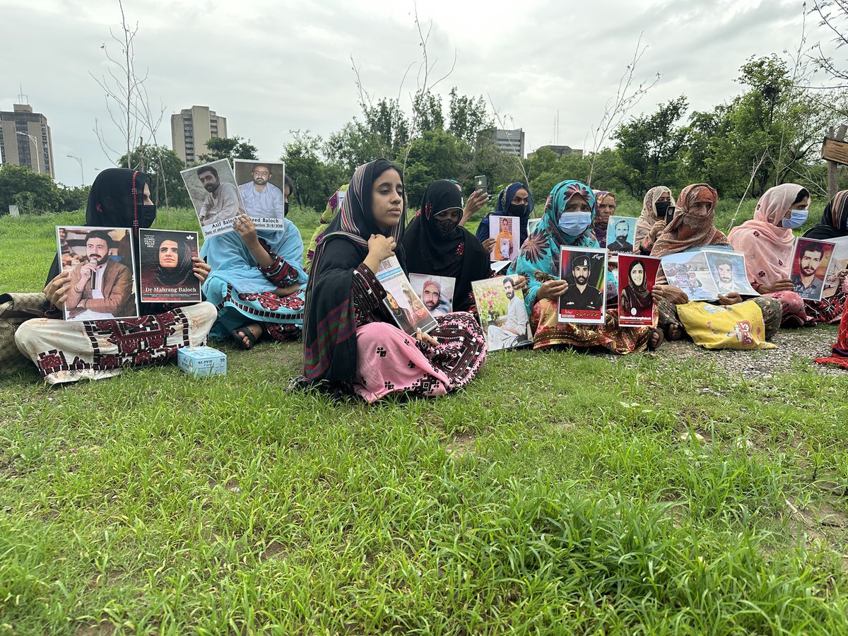 AsadAToor's tweet image. 🚨🚨#BREAKING: #Baloch missing persons arrived #Islamabad and sitting in front of national press club, asking the state to at least produce their loved ones in any court of law.