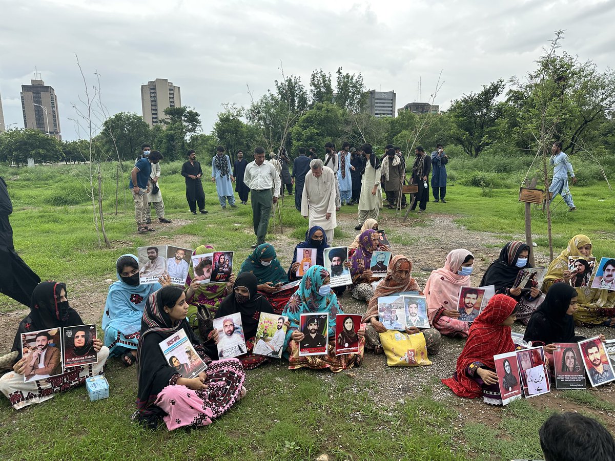 AsadAToor's tweet image. 🚨🚨#BREAKING: #Baloch missing persons arrived #Islamabad and sitting in front of national press club, asking the state to at least produce their loved ones in any court of law.