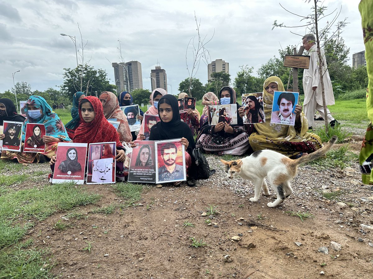 AsadAToor's tweet image. 🚨🚨#BREAKING: #Baloch missing persons arrived #Islamabad and sitting in front of national press club, asking the state to at least produce their loved ones in any court of law.