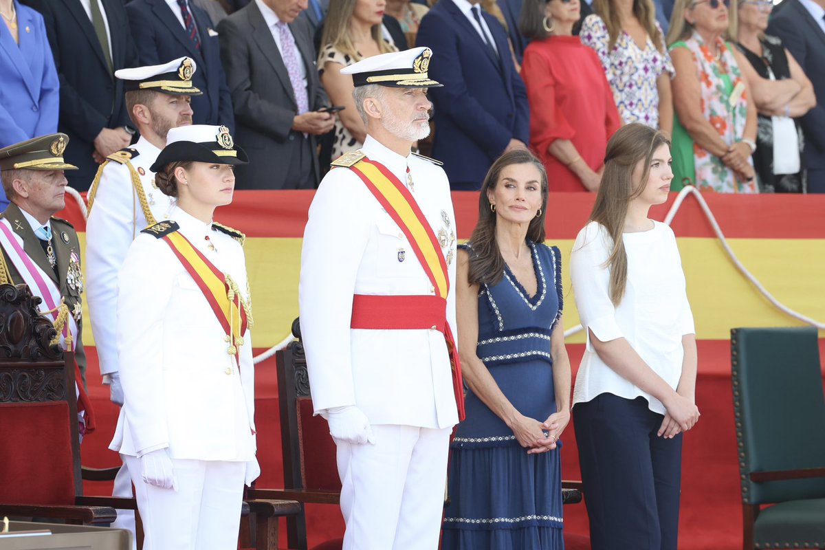 Los Reyes, la Princesa de Asturias y la Infanta Sofía, en la Escuela Naval Militar (Marín, Pontevedra). 

➡️casareal.es/ES/Actividades…
