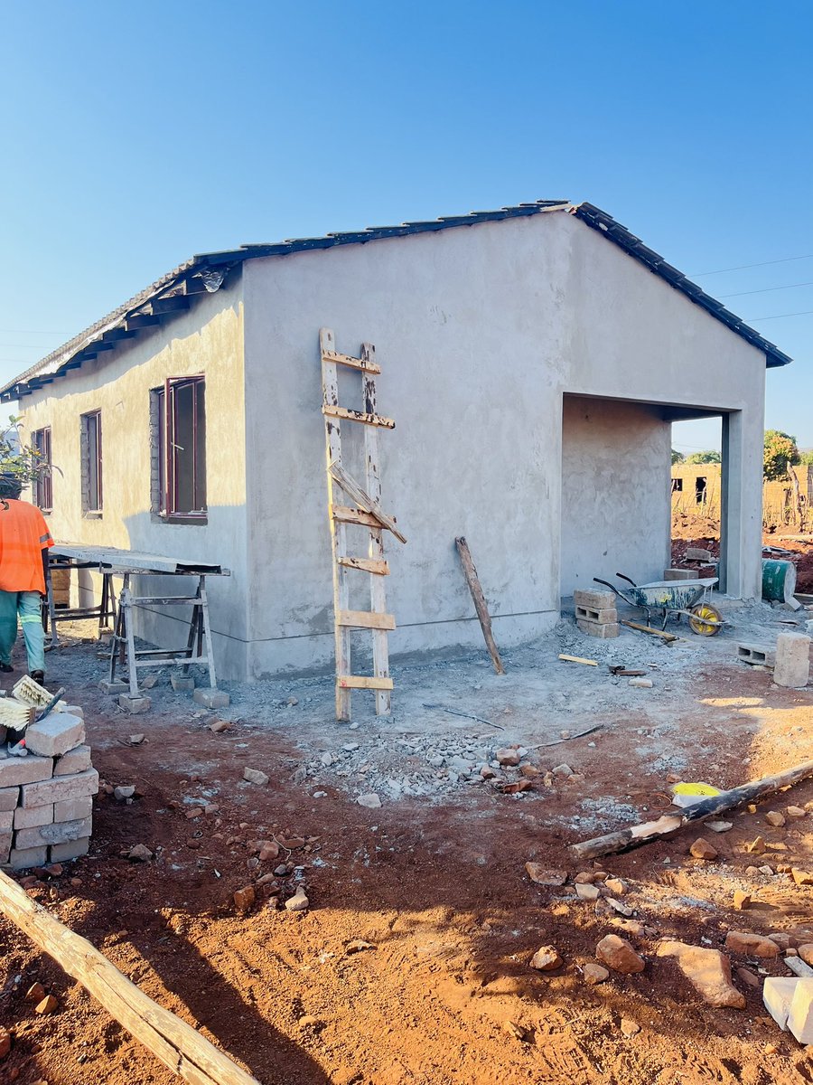 EFFward11's tweet image. ♦️Earlier Today♦️
Ward Cllr Mafia Fane did a site visit today at the house that is under construction for a military veteran at Goba Village, Ward 11 Nkomazi Municipality.
The project is at 75% completion and it shall soon be handed over to the beneficiary.