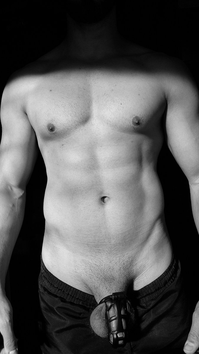 locked_doctor's tweet photo. Every master likes a muscular slave, so it's time to train. And today it's without underwear as ordered by @MasterMedit  
#freeballingwednesday https://t.co/YcsXGdBiH6