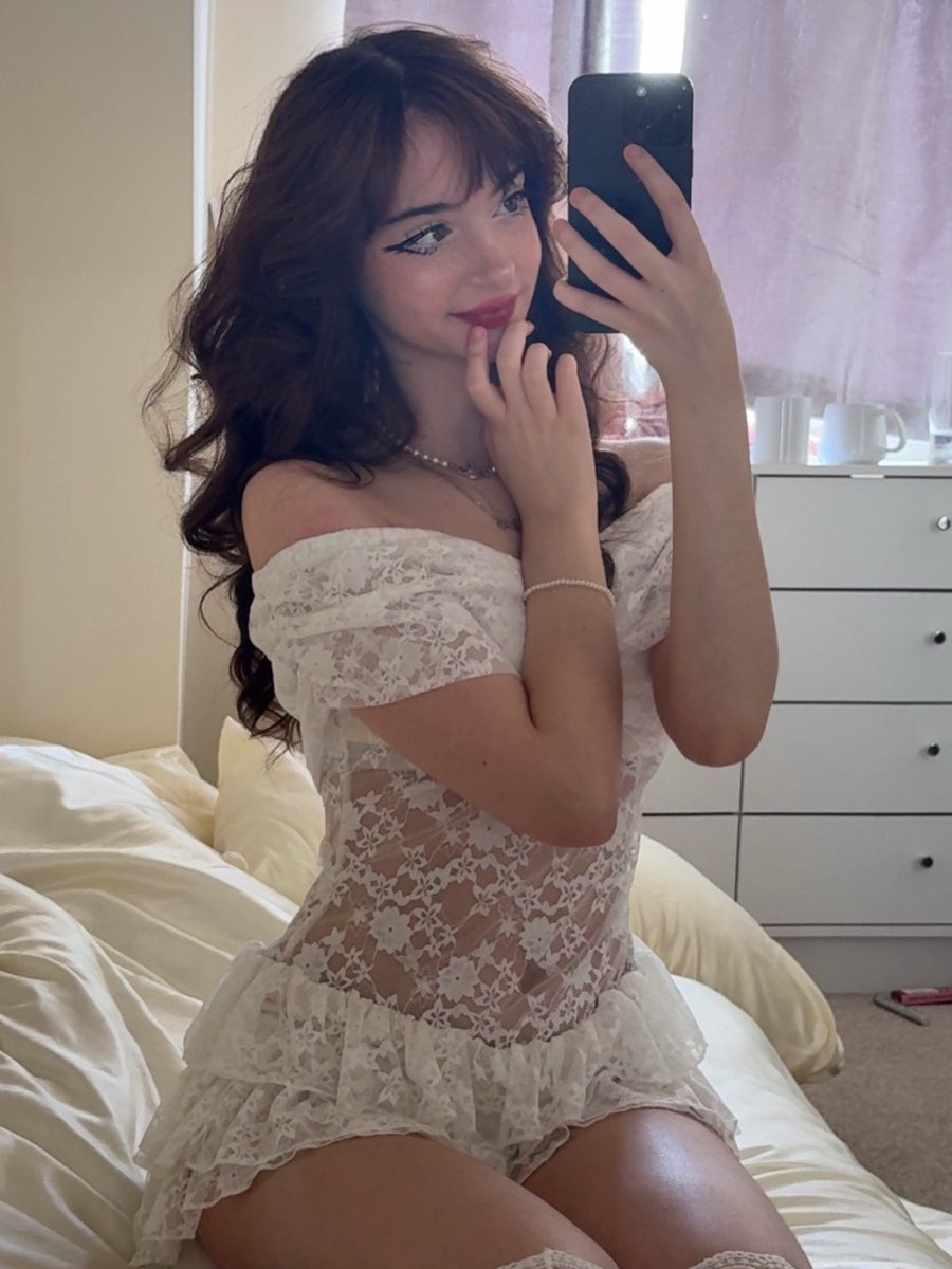 SurvivingAsElla's tweet photo. Trying to gain confidence in my body :D https://t.co/H44gpyoXq9