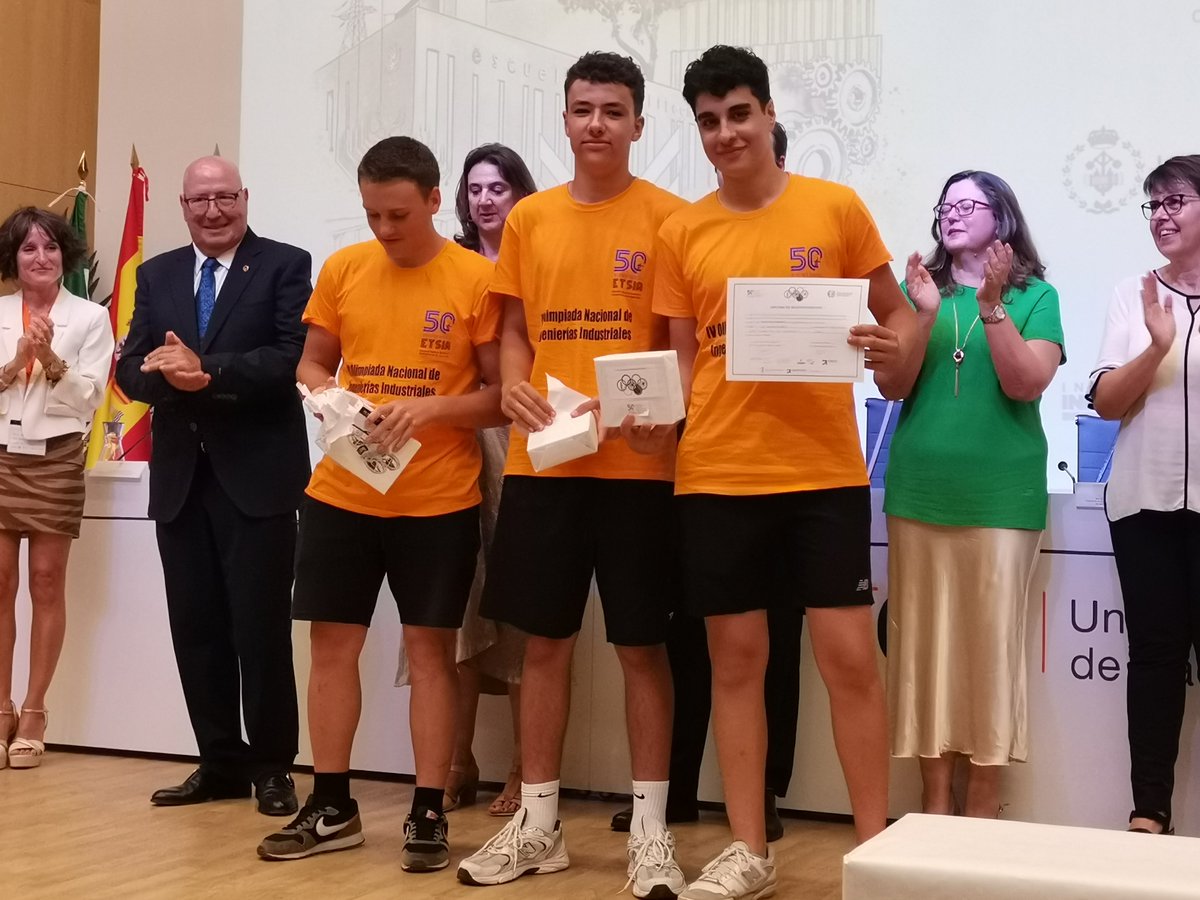 unileon's tweet image. 🏆 ¡León arrasa en la Olimpiada Nacional de Ingenierías Industriales!
👨🔬 @scjesuitasleon : 1º puesto nacional en ESO
⚓ @IESJUANDLENZINA : 2º nacional en Bachillerato y 1º en Logística Naviera
🙌 Gracias a la preparación en la fase local de la @IngenieriasLeon 💡
Enhorabuena