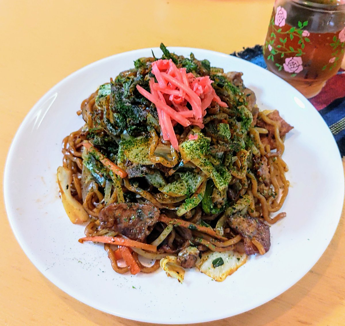 sawakokushi84's tweet photo. 【今日の晩ご飯🍜🦑1,752】
🥢上州太田焼きそば🍜
　　　　いか天入り🦑🦑🦑
　　　　　　🥬🥕🥚🐖🧅🧄🌿
大好物太田焼きそばです🤤🕺💃🏻
#料理好きな人と繋がりたい 
#ラーメン　#焼きそば　#群馬 https://t.co/wWYefWwTJW