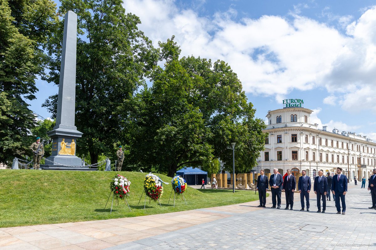Andrii Sybiha 🇺🇦 (@andrii_sybiha) on Twitter photo Lublin to miasto o historycznym znaczeniu. Jest symbolem jedności Narodów: Polskiego, Ukraińskiego i Litewskiego.
Dziś, wspólnie z <a href="/sikorskiradek/">Radosław Sikorski 🇵🇱🇪🇺</a> i <a href="/BudrysKestutis/">Kęstutis Budrys</a>, złożyliśmy kwiaty pod Pomnikiem Unii Lubelskiej z 1569 r.
Cenimy historyczne fundamenty naszego współczesnego Lublin to miasto o historycznym znaczeniu. Jest symbolem jedności Narodów: Polskiego, Ukraińskiego i Litewskiego.
Dziś, wspólnie z <a href="/sikorskiradek/">Radosław Sikorski 🇵🇱🇪🇺</a> i <a href="/BudrysKestutis/">Kęstutis Budrys</a>, złożyliśmy kwiaty pod Pomnikiem Unii Lubelskiej z 1569 r.
Cenimy historyczne fundamenty naszego współczesnego