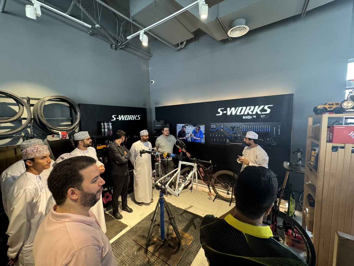 ⸻

📍 زيارة مميزة من موظفي مؤسسة علامة للتسويق إلى صندوق المغامرات!

سعدنا اليوم باستقبال فريق مؤسسة علامة، حيث تعرّفوا على خدماتنا في بيع وتأجير الدراجات، بالإضافة إلى جولة في ورشة الصيانة والمقهى الخاص بالمحل ☕🚴‍♂️
شكرًا لزيارتكم 
#صندوق_المغامرات #دراجات #تسويق #علامة_للتسويق